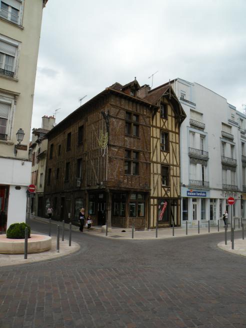  jolis immeubles à pans de bois, rue du Colonnel Driant